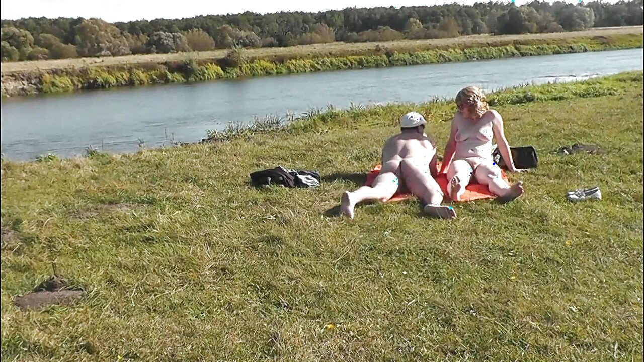 Moja żona i kochanek opalają się nago na dzikiej plaży i jebanie doggystyle. Nago w publicznych nudystów naturystów na zewnątrz seks na zewnątrz