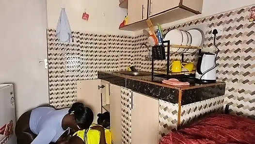 Azgın tesisatçı büyük götünü sikiyor