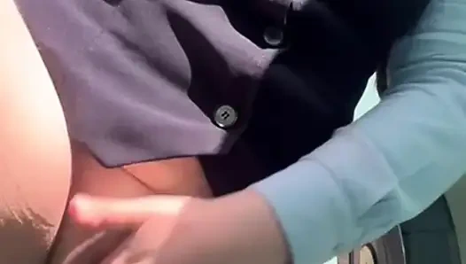 Tangalı güzel büyük götlü sekreter tüm üniformasını çıkarıyor ve gelene kadar ofiste mastürbasyon yapıyor