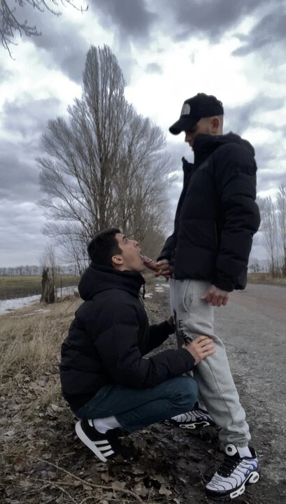 На улице сосание геев