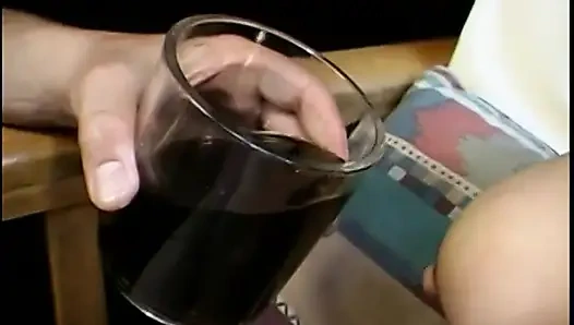 Азиатская девушка доит свои сиськи в зеркале для тебя