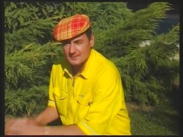 Превосходная брюнетка сосет и скачет на жестком члене на улице