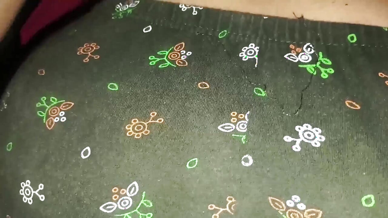 Mon mari a glissé mon jupon avec moi et a baisé ma chatte sexy en levrette.