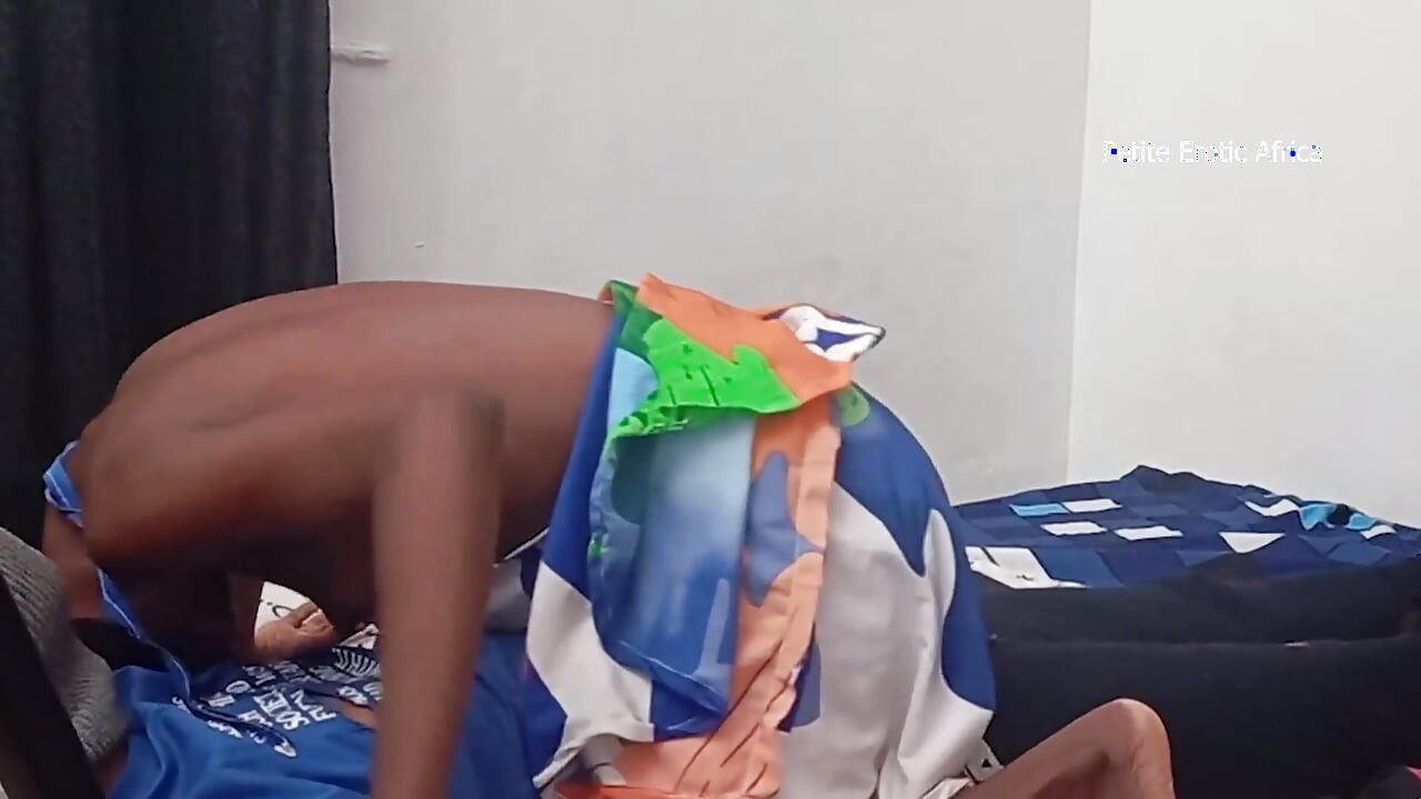 Fată slabă obosită călărind