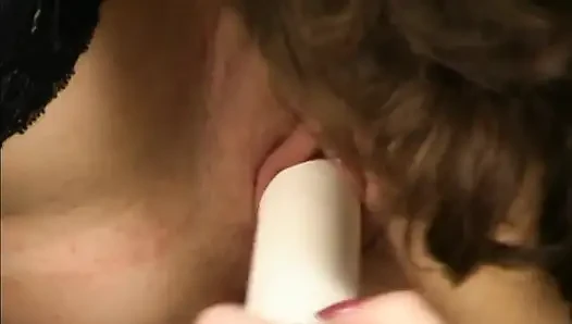 Zwei gut aussehende mädchen benutzen vibratoren, um zu kommen