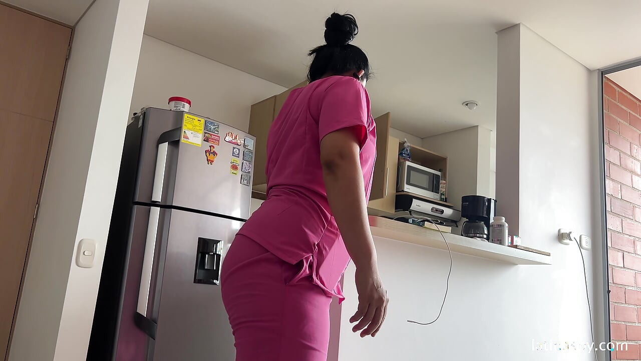 La criada latina perfecta se ve bien en la limpieza de engranajes parte 3