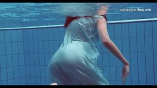 Grote natuurlijke tieten tiener Piyavka Chehova naakt zwemmen