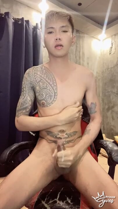 แกล้งหนุ่มเอเชียขี้เงี่ยน, เล่นหัวนม, ช่วยตัวเองให้ผู้ชมของเขา