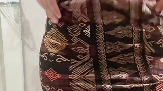 Seksi saphed kabaya hijab larki shauchalay men khelti hai jab tak ki dhara nikalne tak