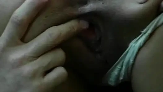 Sexy schätzchen trinkt sperma nach hardcore-fick
