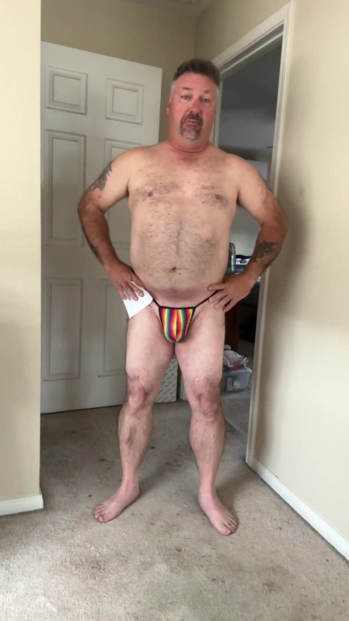 Luvbennude feirer pride-måneden og viser takknemlighet | klipp 1