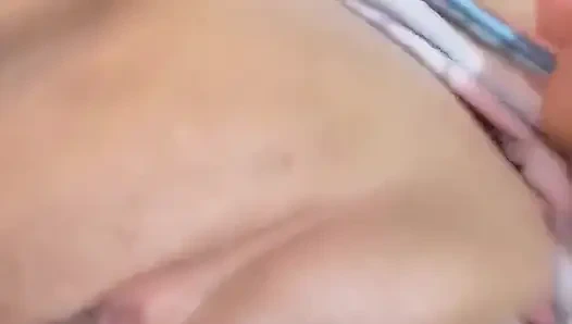 Flüsterne wünsche, langsame liebkosungen und provokationen