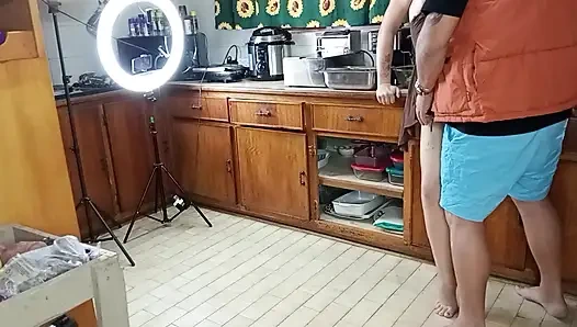 Она пыталась сделать салат, а затем съела член