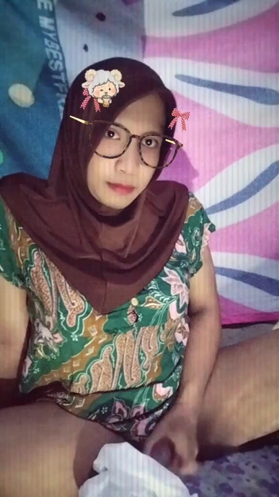 Hijab shemale masturbating in the room | Clip 1