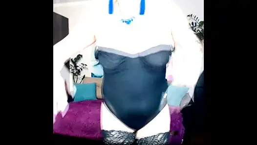 Istriku adalah pelacur webcam keren-12 .!. )) Tante girang liar menari dengan payudara besar telanjang...))