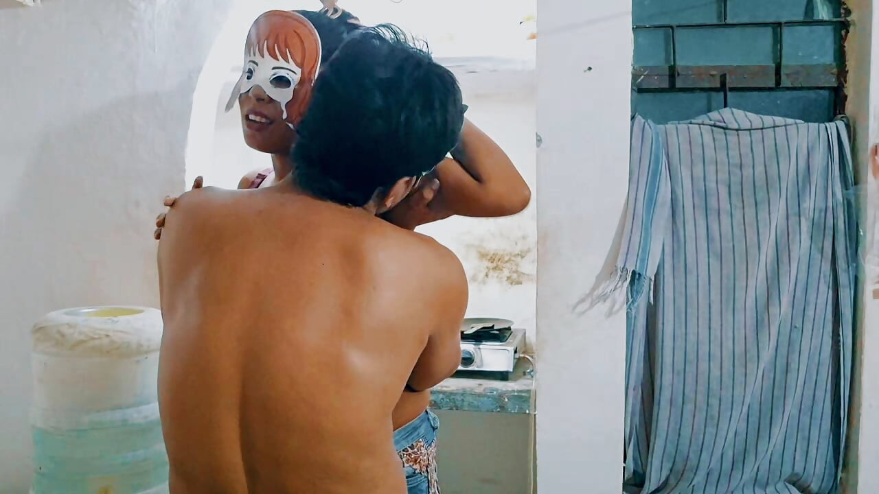 Desi maid ko kichen me sex kiya