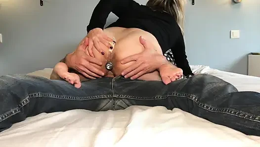 Kakak ipar saya meniduri saya, saya melepas kondom sehingga dia bisa menyemprotkan ke vagina pelacur saya