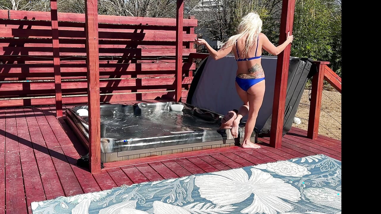 ホットタブのそばでの屋外セックス