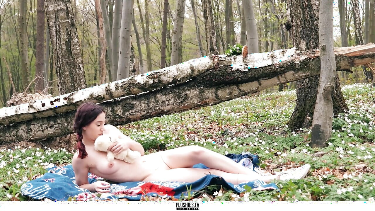 Meggy šumska nimfa, stakleni dildo u vagini i medveđa
