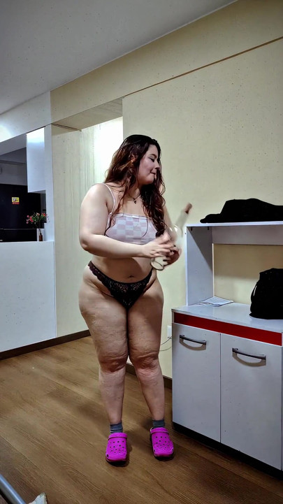 Nicole's Silly Fat Tease: Jiggling Cellulite Ass & Soft Belly Dance