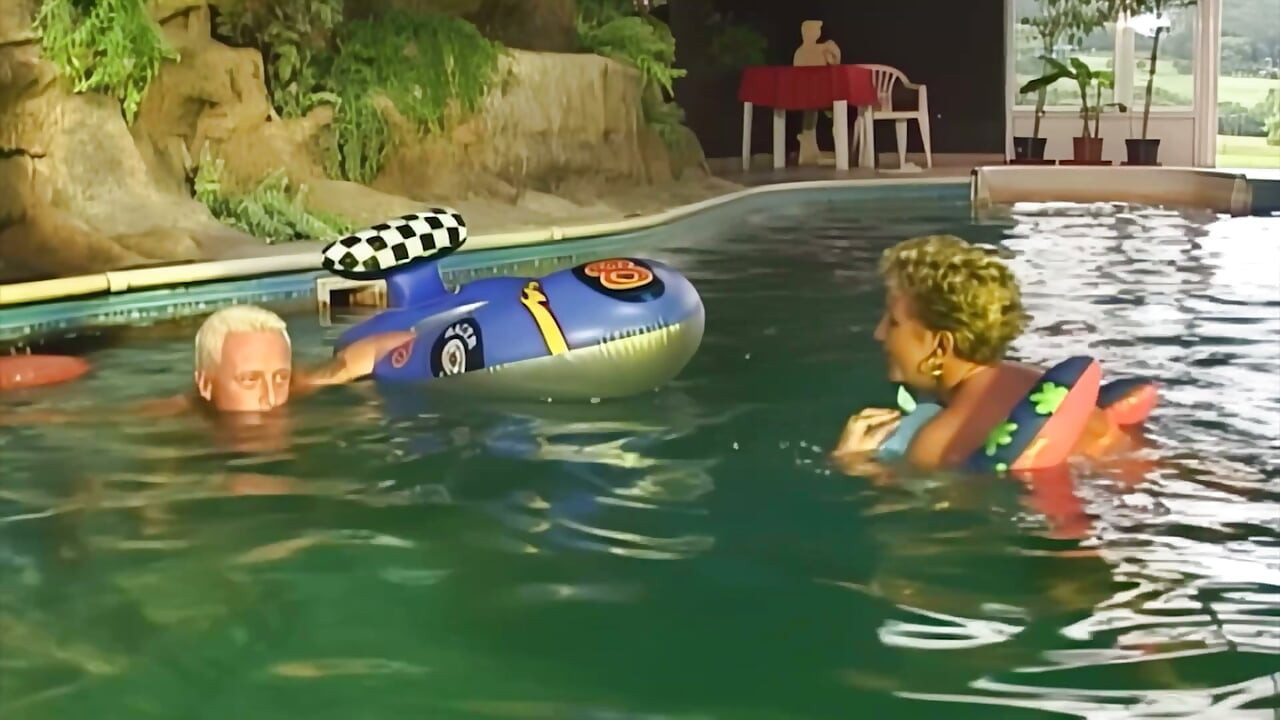 MILF Loira Tatuada Mija e Fode no Chuveiro a Vapor