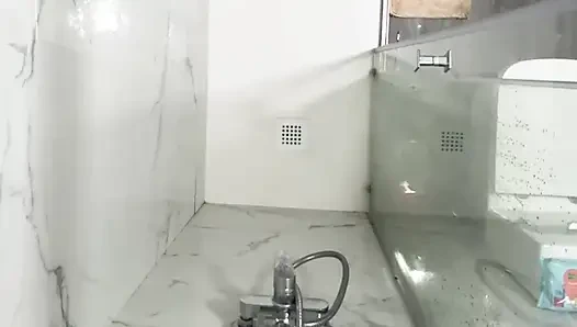 Annemi duşta çıplak yakalıyorum