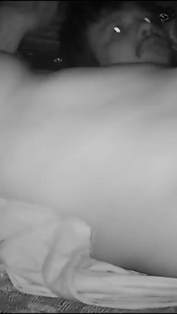 흑누나의 젖탱이를 빨아주는 인도 마누라