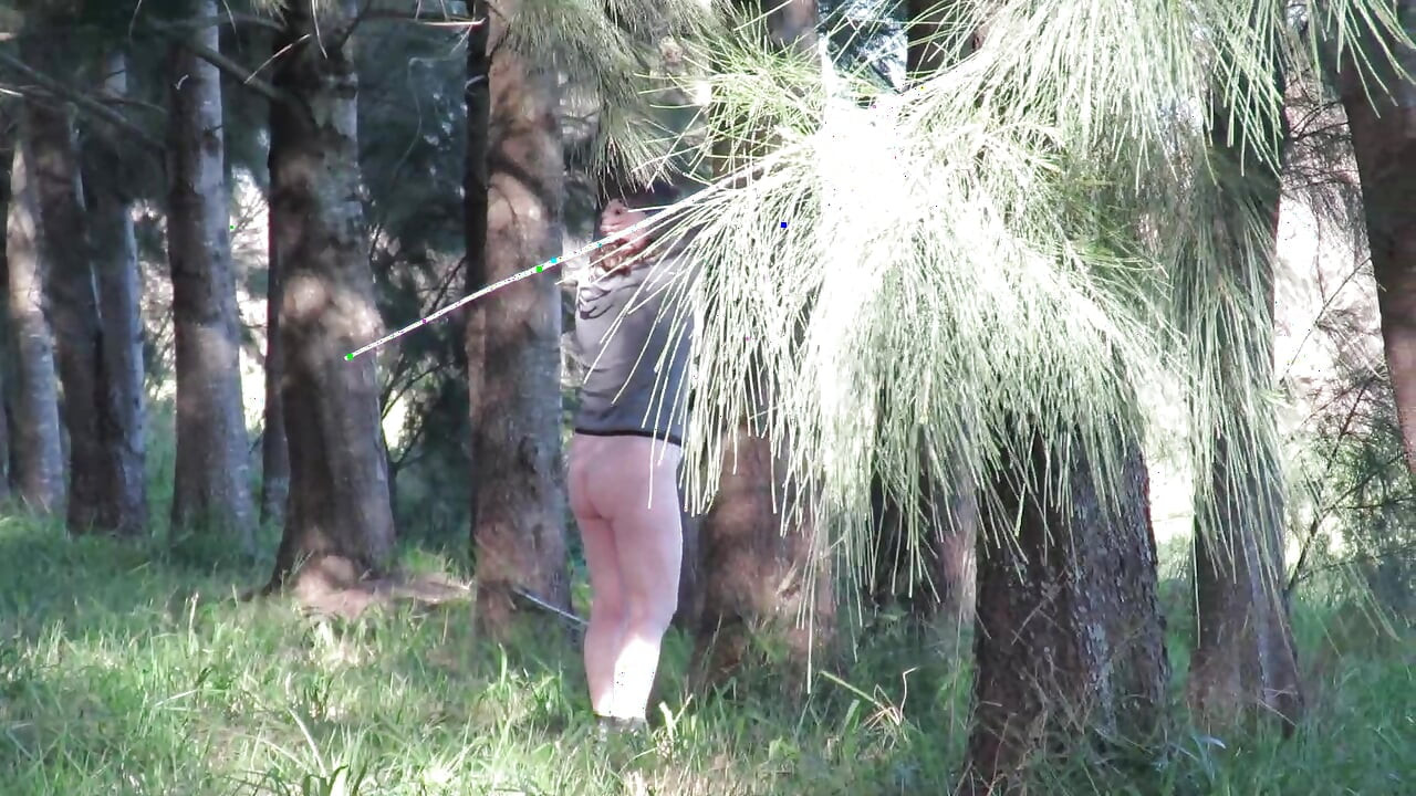 Patricia y su culo se pasea entre los pinos