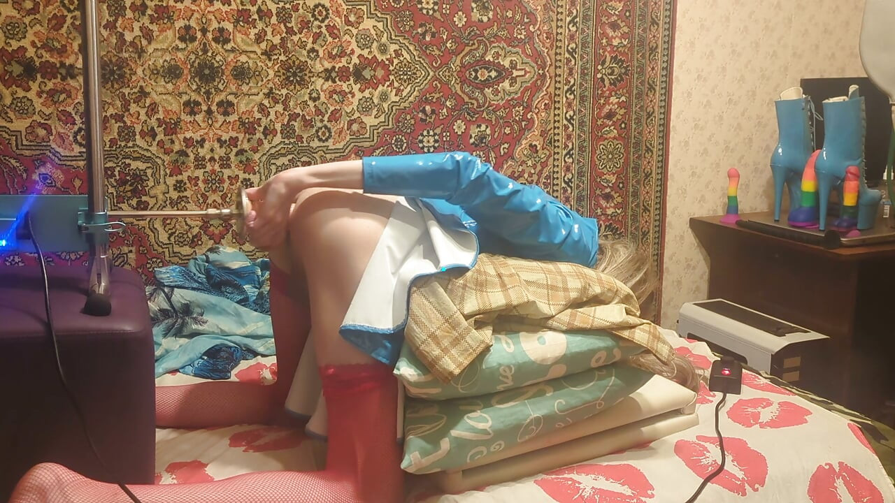 Femboy having anal sex with a fuck machine amateur