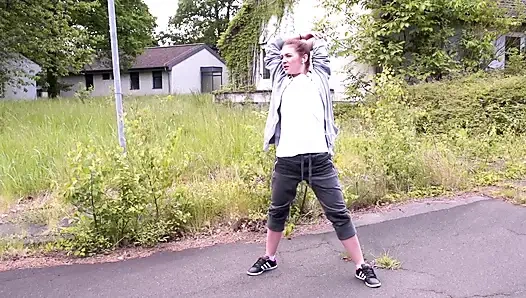 Сексуальная брюнетка с большой задницей наслаждается жестким трахом на улице в ее широкую киску