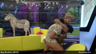 La estrella de Gran Hermano Hughie Maughan desnuda durante el programa de televisión