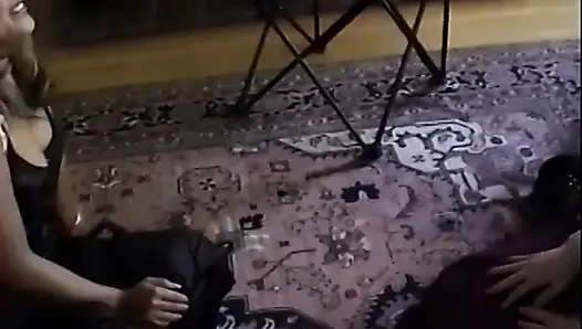 Baştan çıkarıcı esmer orta yaşlı seksi kadın istekli sarışın hatuna işiyor