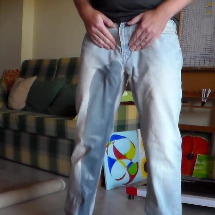 ジョンはジーンズの中でおしっこをしている