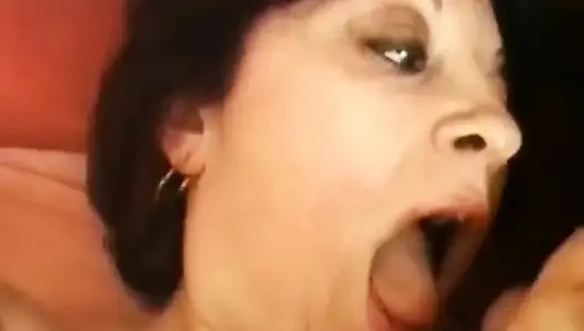 Die haarige muschi und das enge arschloch der reifen wurden zu dritt gebohrt