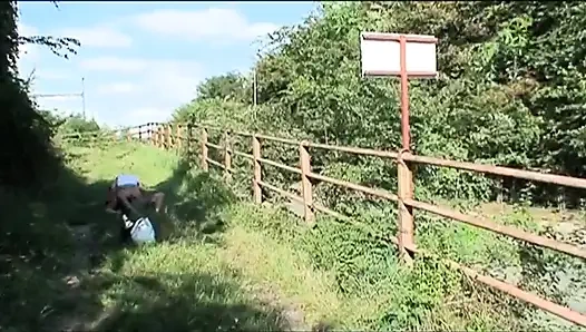 Blondes mädchen mit dicken möpsen in aktion ... sex im freien