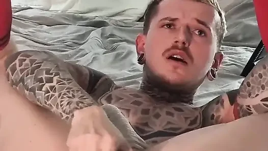 Büyük bir dildoyla kendini sikiyor