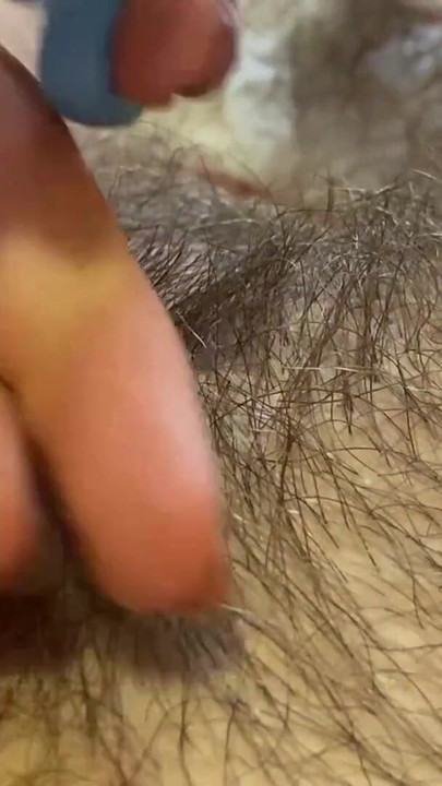 Εμβληματική στιγμή από το "Pussy Hair trimming hairy bush fetish"