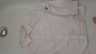 Pișare pe bluză albă de școală 3