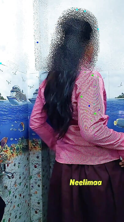 India caliente desi colegiala cambiando uniforme y masterbating India en selfie video