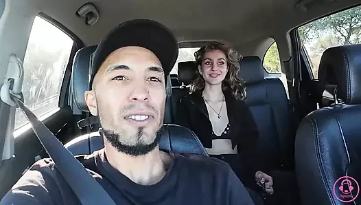 Kız tatilde arabada oynaşıyor