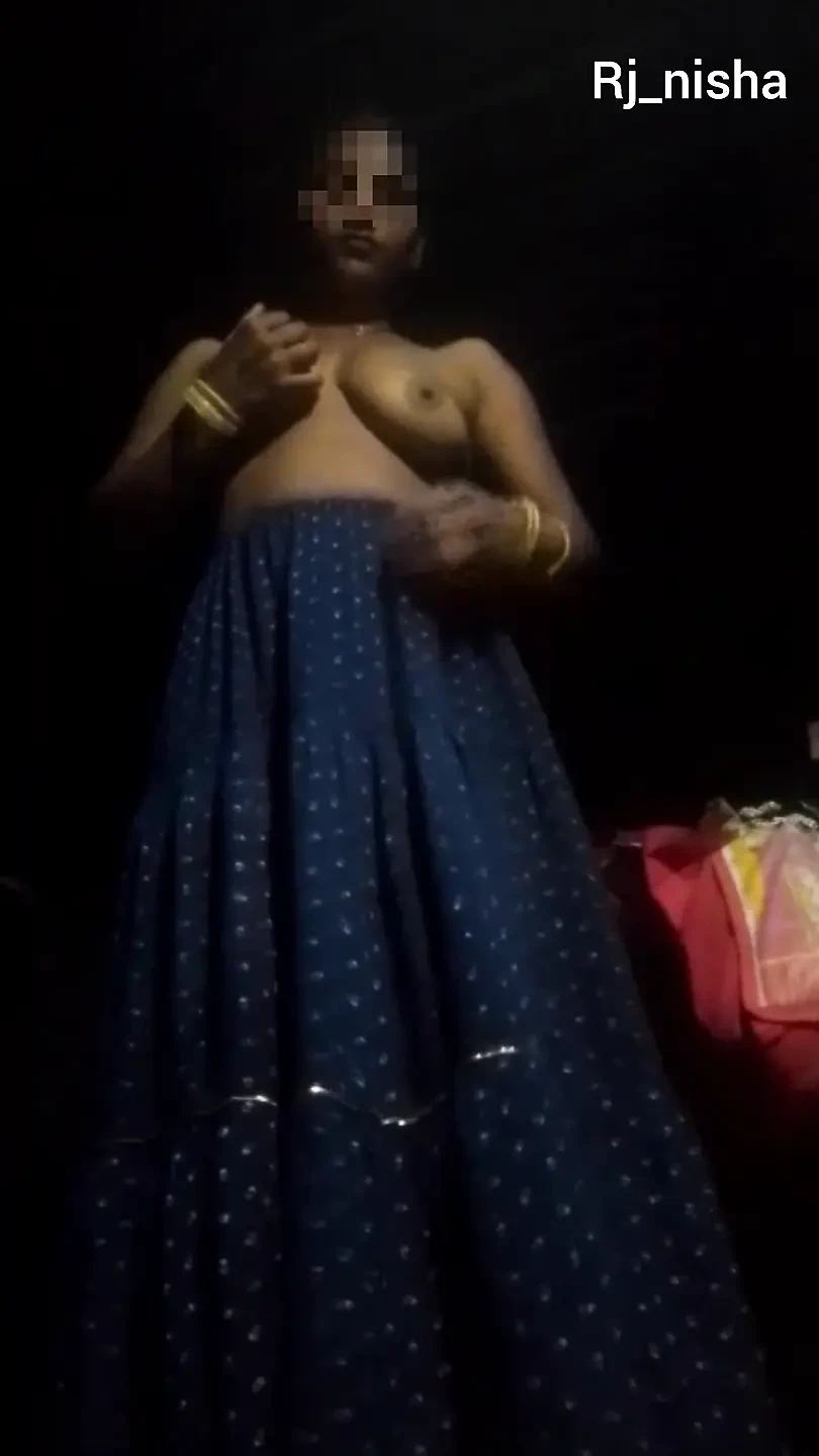 性感人妻展示她的乳房, 插入手指后流出阴户汁液