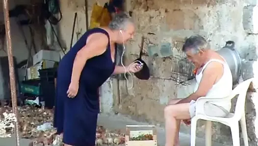 Grubaska włoska babcia wzywa dziadka do seksu