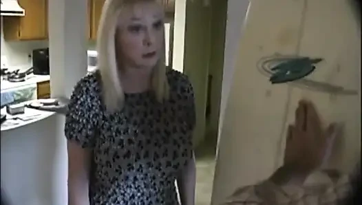 Diane Diamonds oturma odasında büyük göğüsleriyle sikişiyor