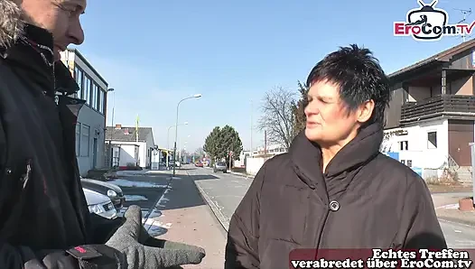 Alte deutsche Hausfrau auf der Straße nach Sex gefragt
