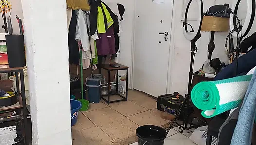 Настоящая нудистская подчистка на кухне: обнаженная пара моет полы