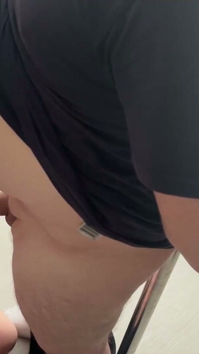 Amatör MILF erkeğini dans direğine kelepçeleyip sikini emiyor | Clip 1