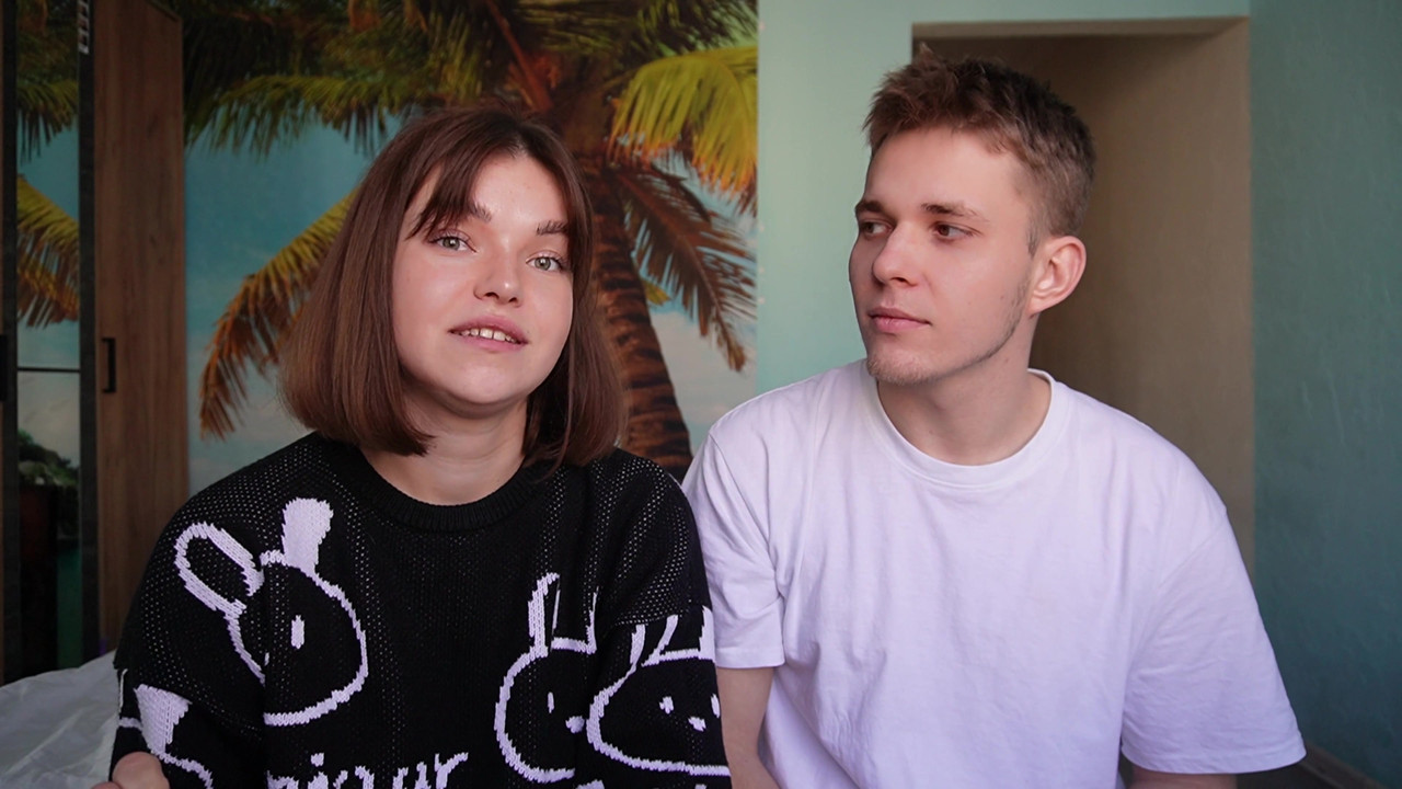 流行的在线游戏在视频博客期间变成继兄弟和继妹之间的性爱