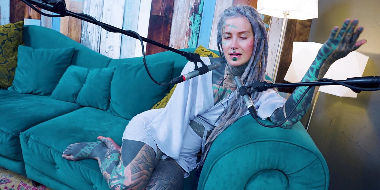 Ich spreche über U - unbequem - ASMR podcast SFW spricht goth dünnes mädchen dreadlocks tattoo-modell inked mädchen
