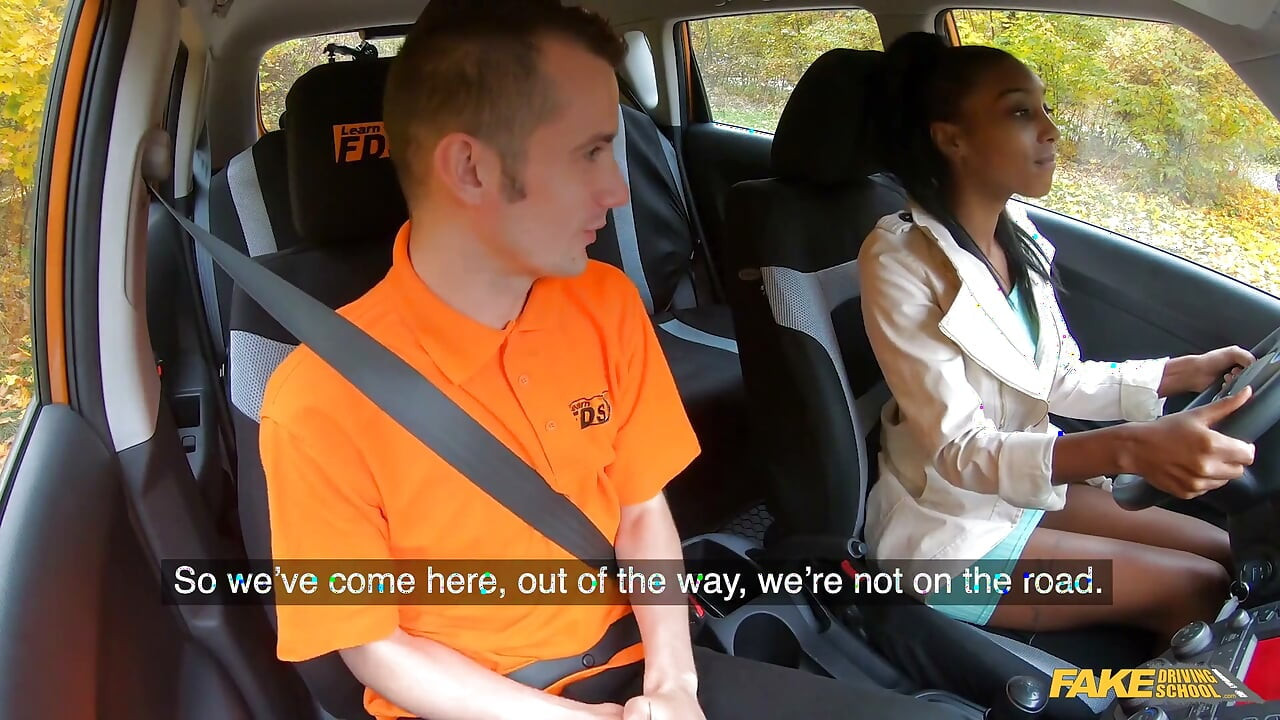 Fake Driving School - Quando Asia Rae vai para uma lição ela se acalma com um pau branco