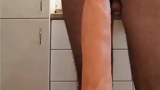 Büyük yaraklı oyuncağın üstüne çıkıyor